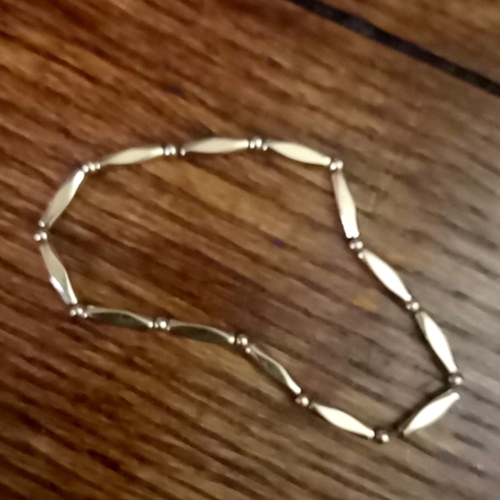**Gold Bar Stretch Style Bracelet